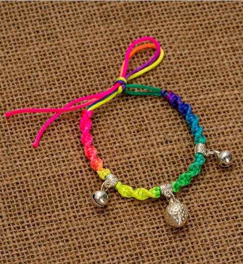 Nhấn chuột lên hình để phóng to Vòng chỉ đỏ Tây Tạng may mắn đính dâu tây và chuông