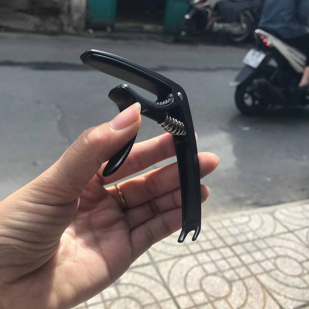 Capo nguyên khối, có móc nhổ chốt gym - Capo 2 tác dụng cho guitar - tặng 1 pick