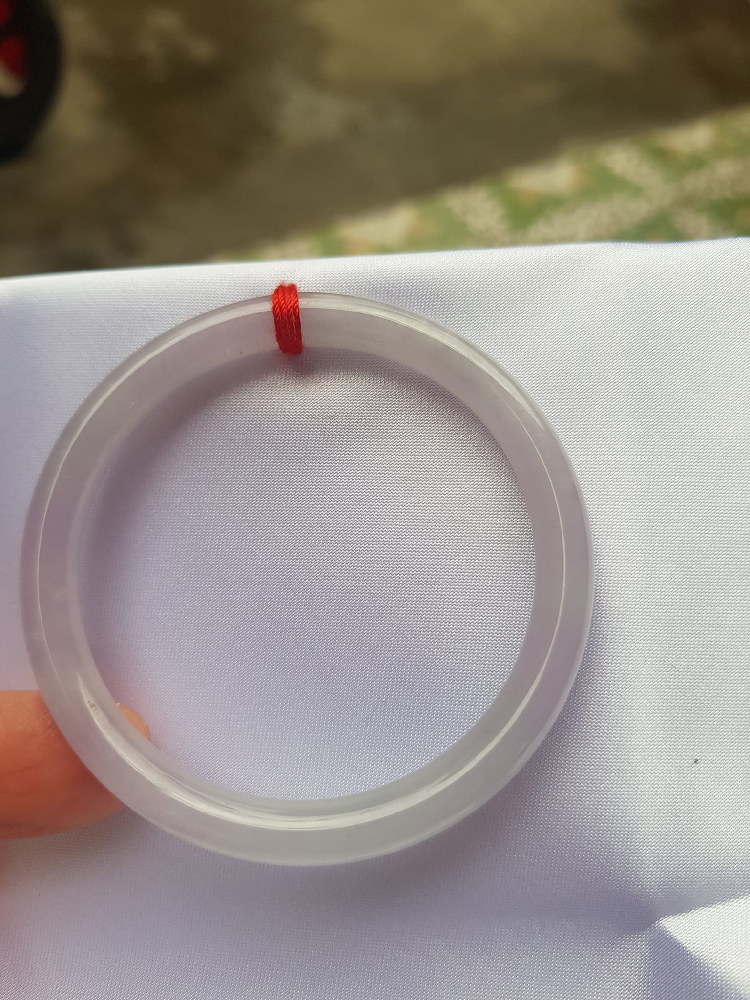 Vòng cẩm thạch Trắng Tím A 48mm x cọng mỏng nhỏ 6mm Màu trắng tím nhẹ 2 bên Nữ mệnh kim thủy tay nhỏ 35kg - 48kg đeo ạ