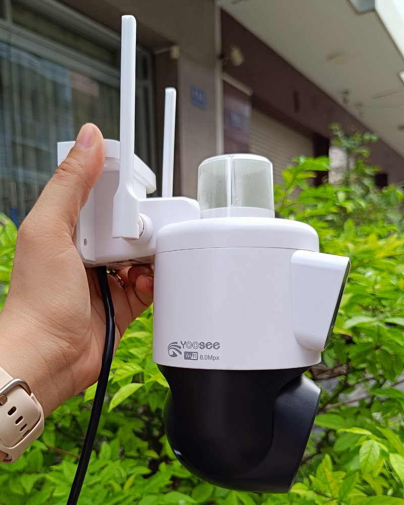 Camera Yoosee Wifi 2 Mắt Ngoài Trời 16 Led Q16D Xem 2 Màn Hình Cùng Lúc 8.0Mpx Chống Nước Ip66 Hồng Ngoại Ban Đêm Có Màu 19X14Cm Hàng Chính Hãng