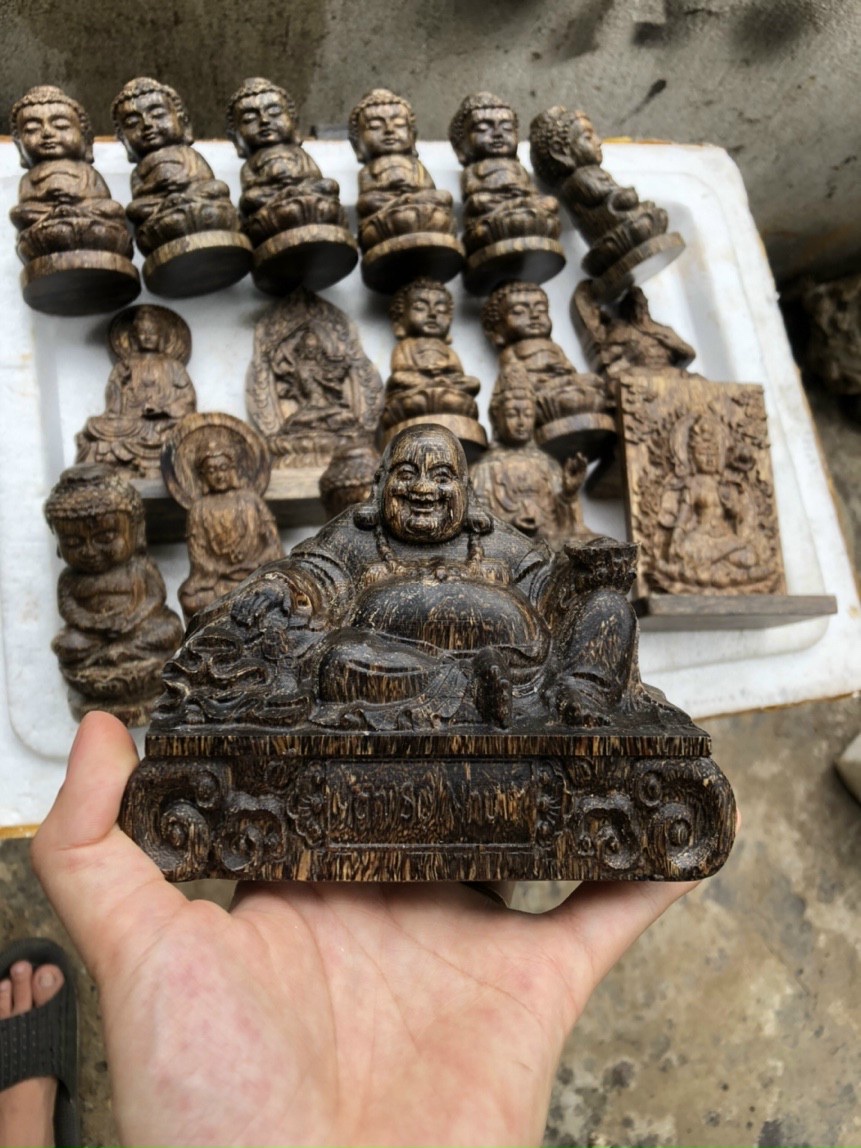 Tượng phật Di Lặc phong thủy gỗ trầm hương sánh chìm để bàn làm việc, taplo xe ô tô, xe hơi