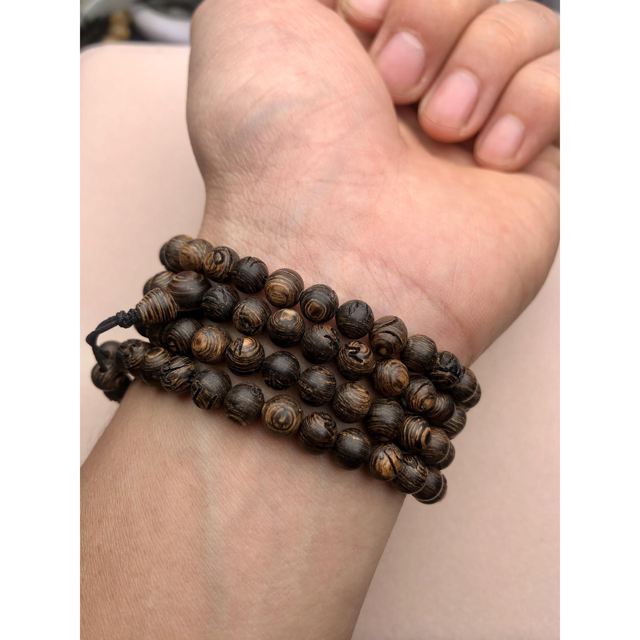 Vòng trầm hương sánh chìm vân xoáy 108 hạt khắc chú đại bi án ma ni bát di hồng 6mm