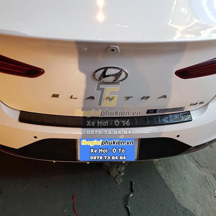 Bộ Ốp bậc cốp Hyundai Elantra 2017-2020 vân Carbon
