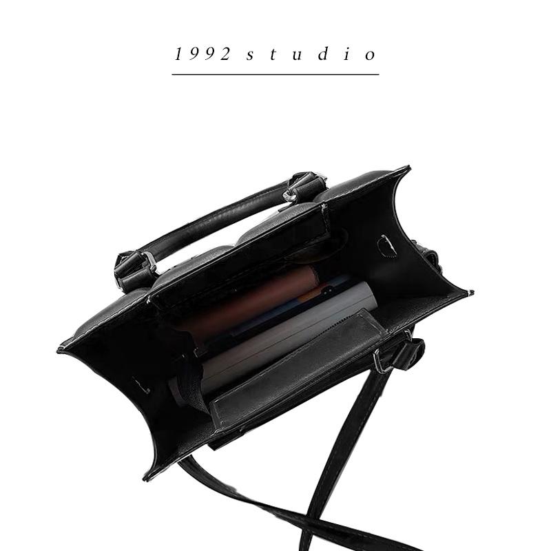 Túi xách nữ / 1992 s t u d i o/ SHERA BAG/ Túi form hộp cá tính, unisex, màu đen, da dập vuông chần nổi