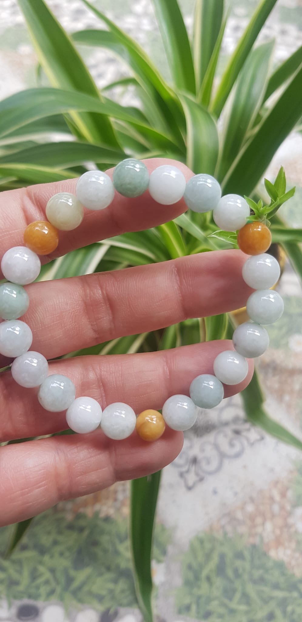 Vòng chuỗi đá Cẩm Thạch tự nhiên trắng huyết tam tài 8mm bóng đẹp Màu trắng bóng xanh vàng nữ đeo rất xinh đẹp xinh tay may mắn Vòng đá cẩm thạch tự nhiên tốt cho sức khoẻ công việc ạ