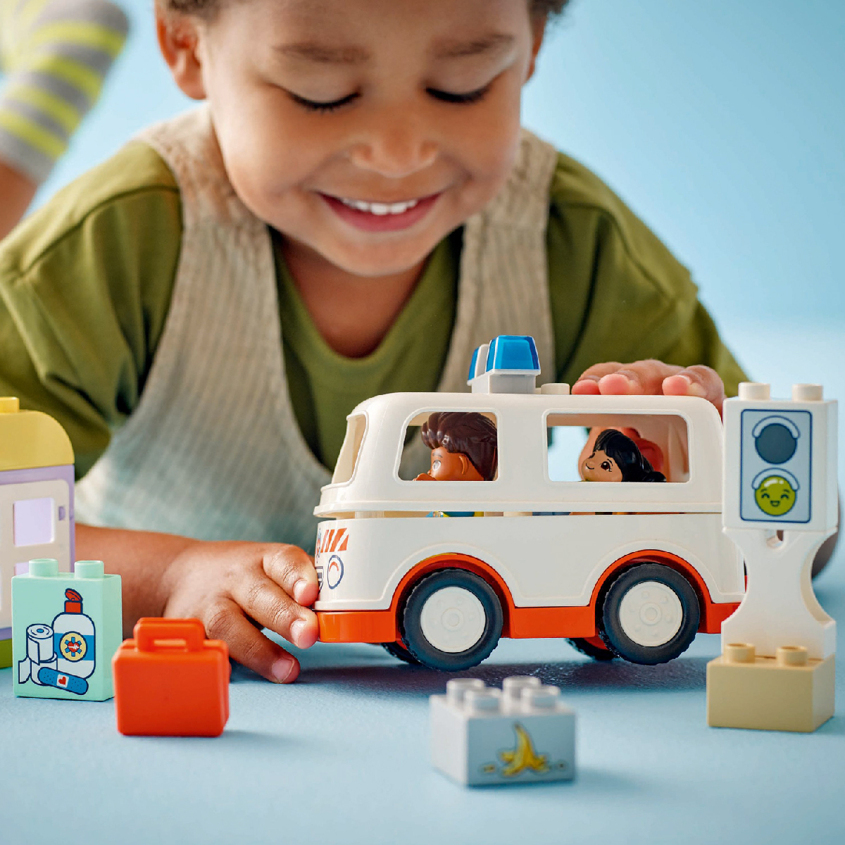 Đồ Chơi Lắp Ráp Xe Cứu Thương &amp;amp; Tài Xế LEGO DUPLO 10447 (19 Chi Tiết)