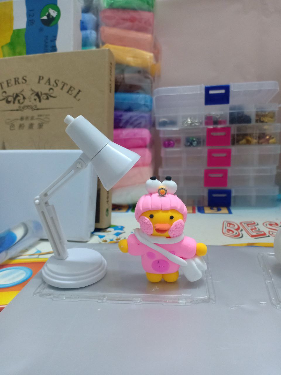 Móc khóa chú vịt áo hồng bằng đất sét