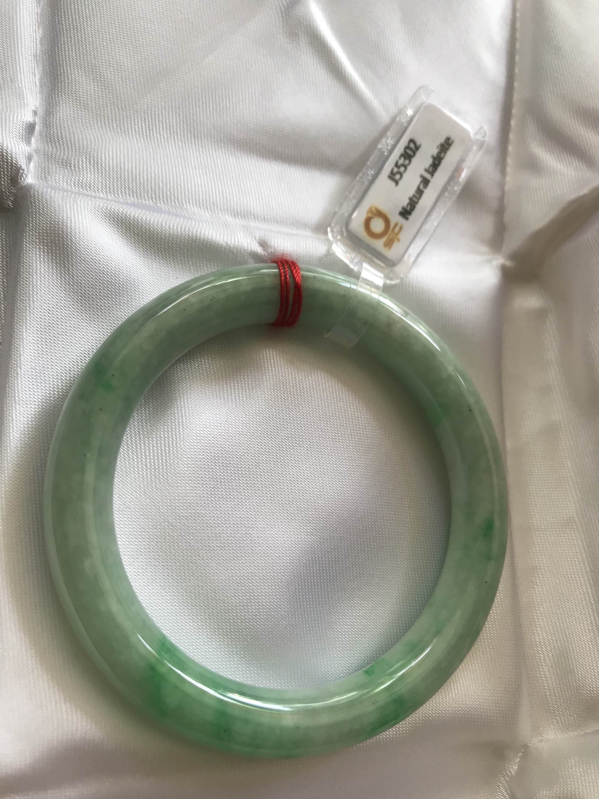 Vòng Cẩm Thạch tự nhiên Kiểm Định Sjc J55302 Xanh Đậu Lý A Sao Sao Sao Vip 49mm x chột 8mm Màu Trắng Xanh Bông đậu vân lý tươi đậm bóng đều đẹp sang nữ 45kg - 49kg đeo Món quà tặng thật sự ý nghĩa dành tặng cho chính bản thân mình, tặng Mẹ , Vợ ý nghĩa ạ