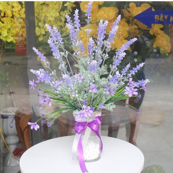 Cành hoa lavender tím phủ phấn