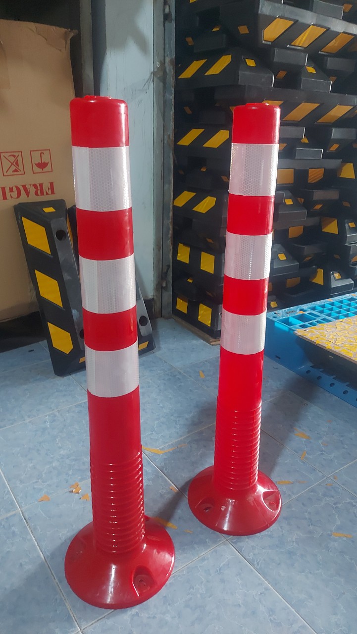 Trụ cọc tiêu phân làn giao thông cao 75cm đế 20cm có phụ kiện đi kèm