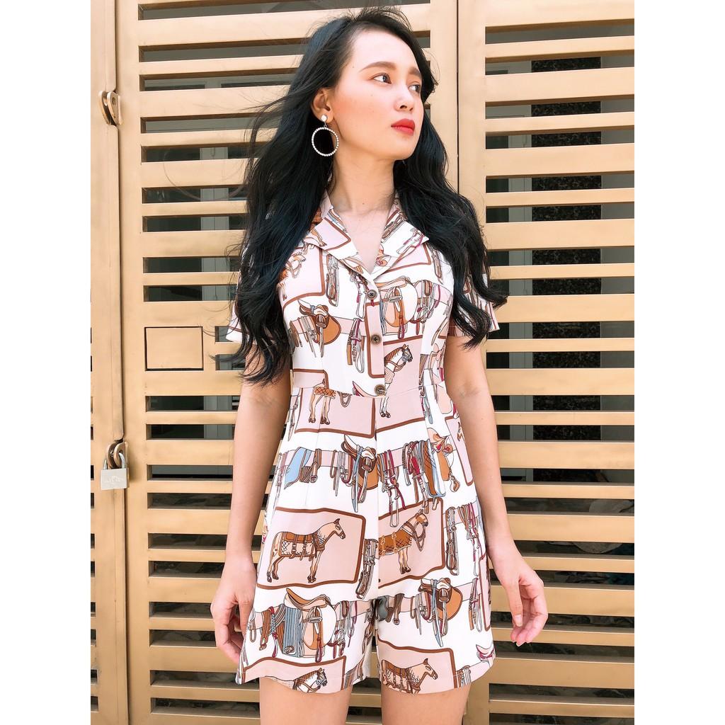 Jumpsuit ngắn cổ vest, vải mịn mát, họa tiết đẹp