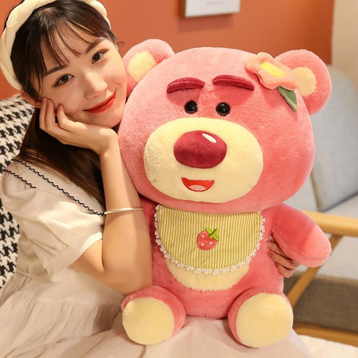 Gấu bông Lotso dâu đeo yếm cute, Gấu dâu cài hoa đáng yêu màu hồng