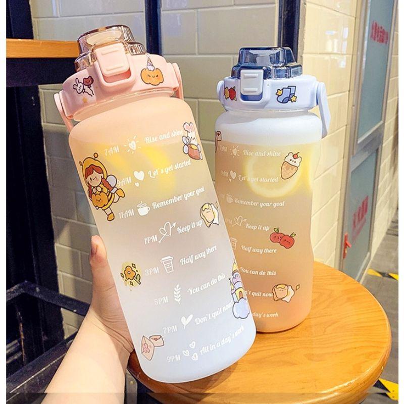 Bình đựng nước dễ thương có vạch chia nhắc giờ 2L