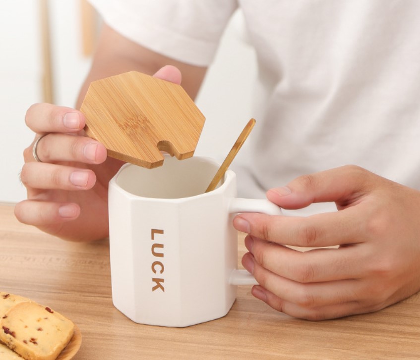 Ly cốc Sứ Hình bát giác Kèm thìa và nắp gỗ sáng tạo 300ml