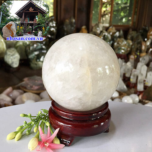 Quả cầu đá thạch anh trắng tự nhiên sinh tài khí phong thủy QC821 nặng 720gr đường kính 8cm – Vật phẩm phong thủy tài lộc, may mắn và bình an
