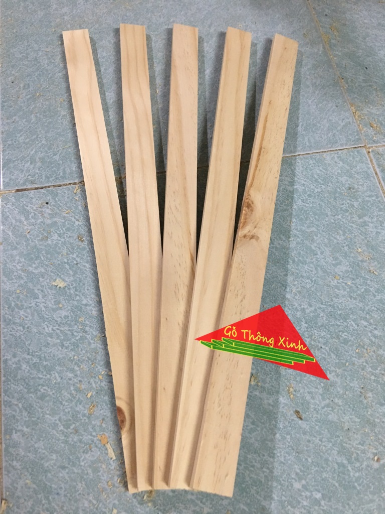 Thanh gỗ thông vuông mới đẹp dài 60cm, rộng 3cm, dày 1.5cm đã bào láng đẹp 4 mặt rất thích hợp làm nẹp, làm khung sườn