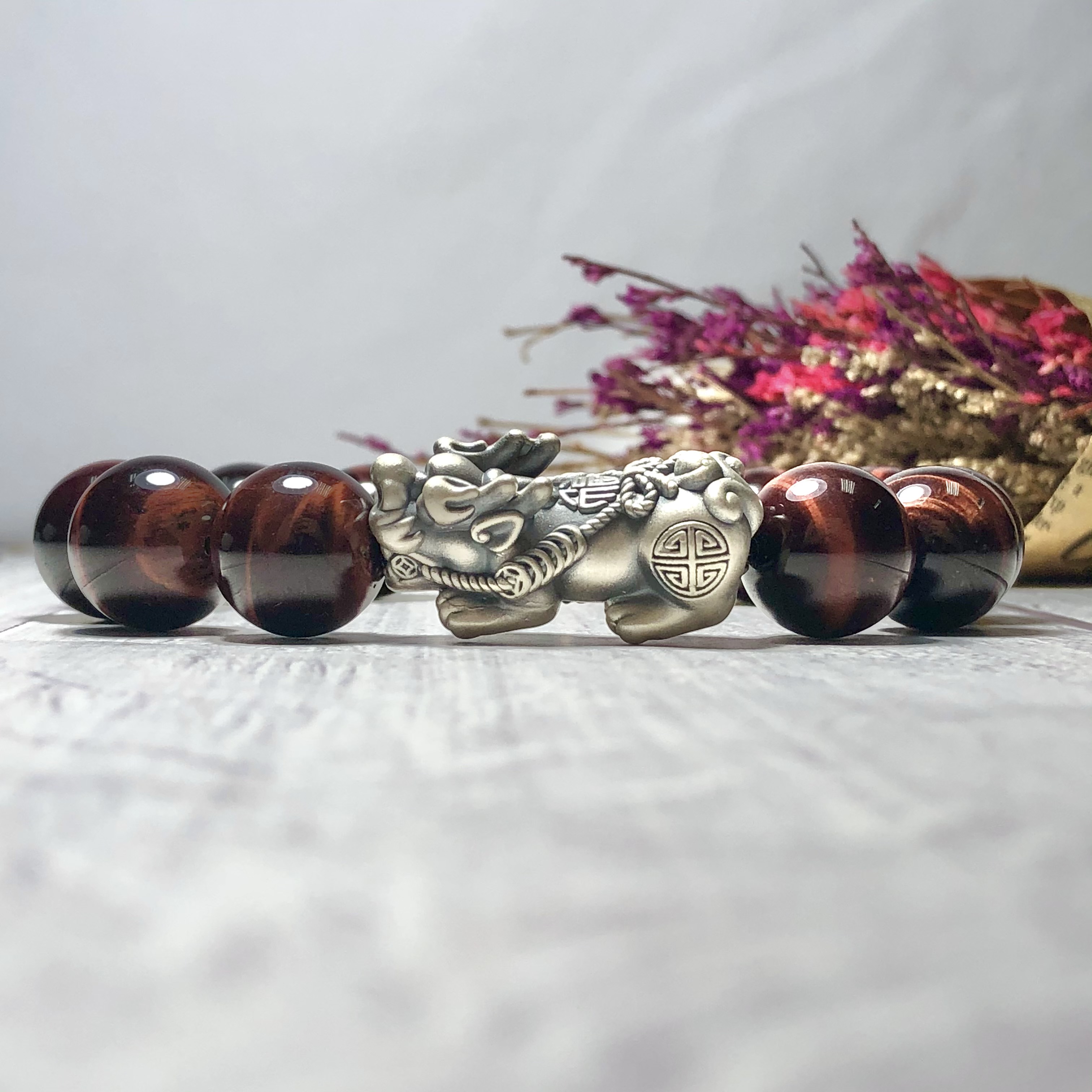 Vòng tay Thạch Anh Mắt Hổ nâu đỏ 14mm mix tỳ hưu bạc