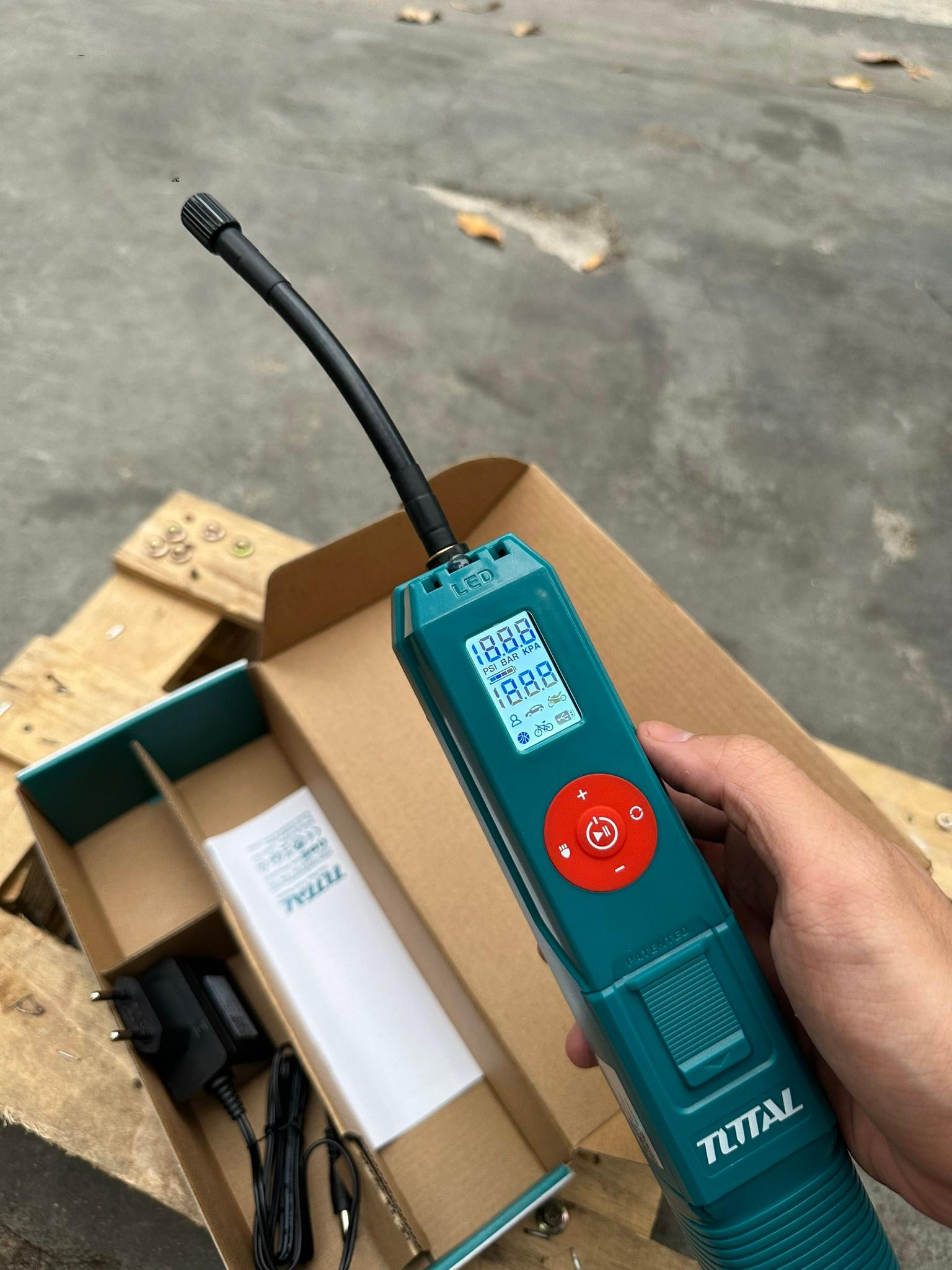 MÁY BƠM HƠI CẦM TAY TỰ ĐỘNG DÙNG PIN LITHIUM 12V (1 pin 1.5Ah và 1 sạc) TOTAL TACLI12011 - HÀNG CHÍNH HÃNG