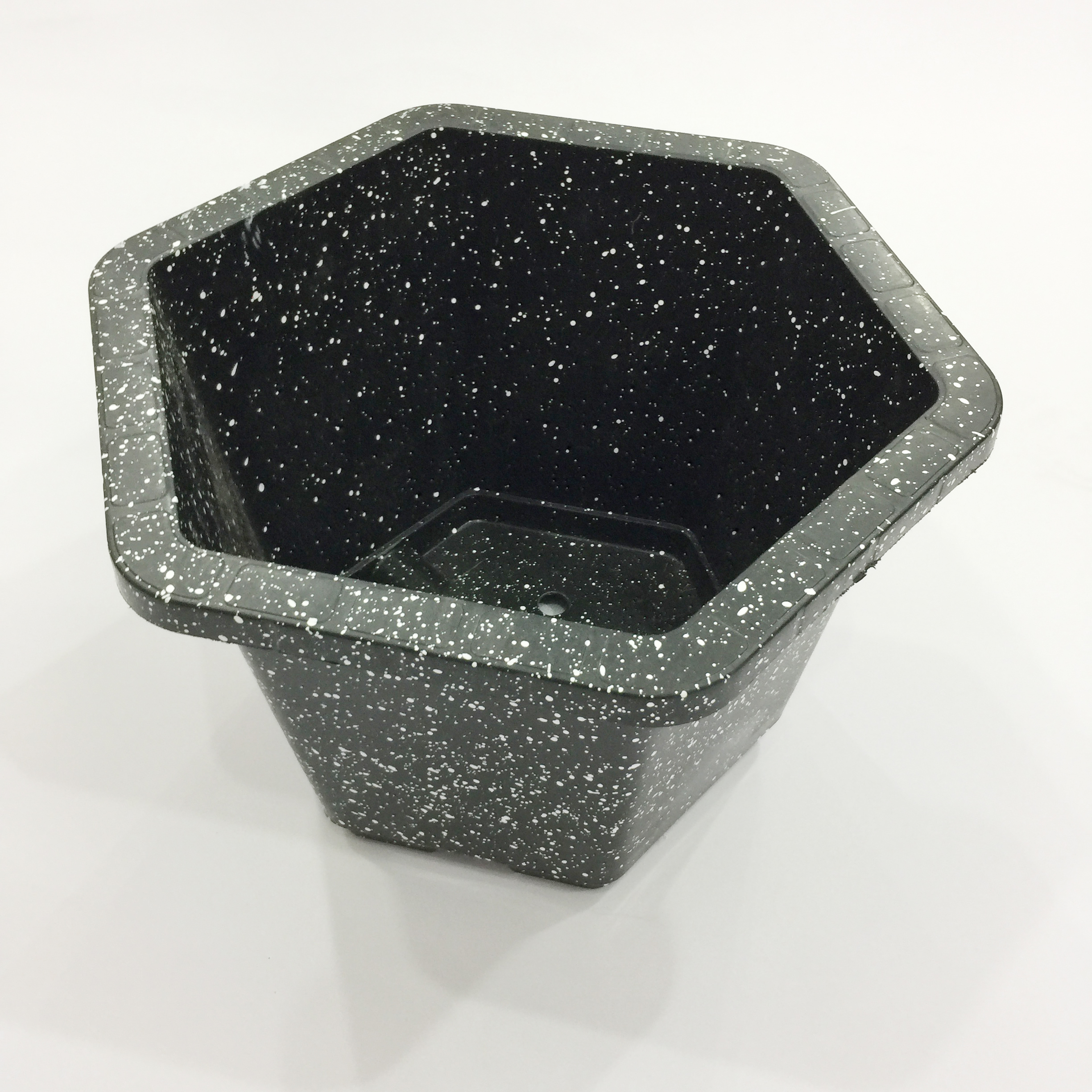 Chậu nhựa trồng cây giả đá màu đen hình lục giác 32cm