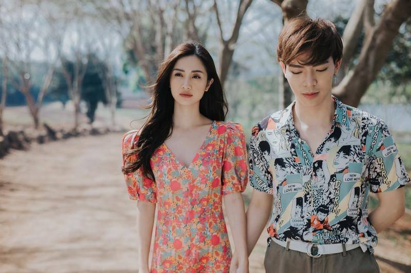 Đầm suông hoa nhí tay phồng vintage - VN221901