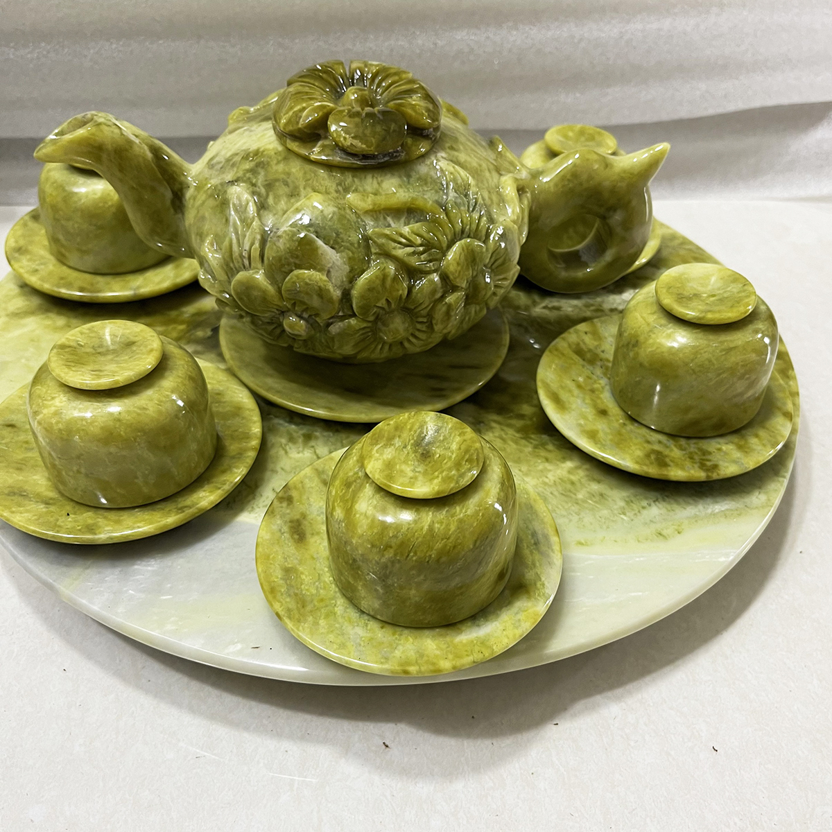 Bộ ấm chén uống nước bằng ngọc serpentine của Việt Nam đường kính khay 32 cm, nặng 5 kg cả bộ