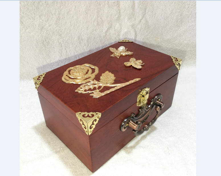 Hộp đựng con dấu - hộp trang sức gỗ hương gắn bông hoa vàng size 19cm có khóa chốt vàng