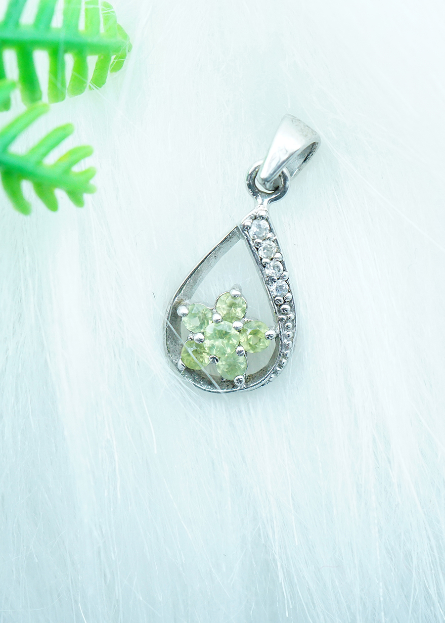 Mặt dây chuyền đá Peridot xanh lá tự nhiên 2.5cm