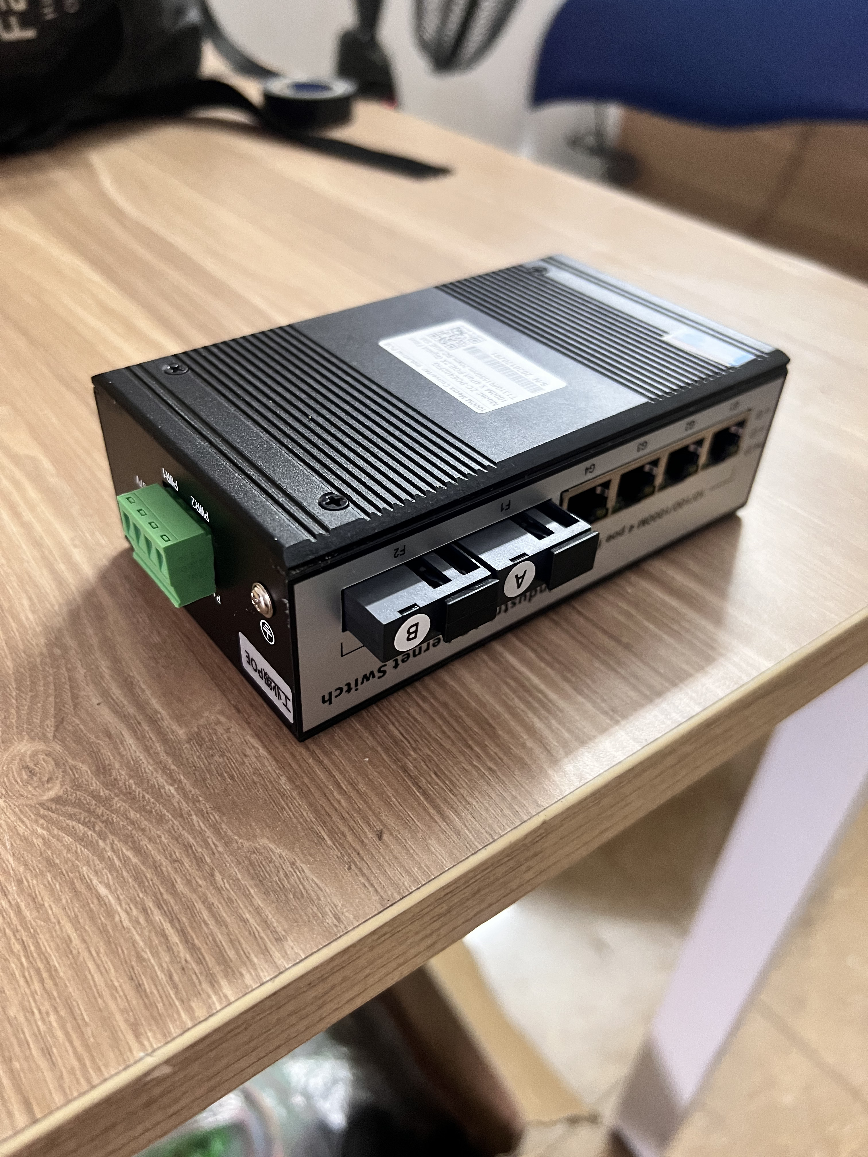 Thiết bị chuyển mạch công nghiệp, Switch POE công nghiệp 4 ports POE 1000M, 2 ports FIBER 1000M 20KM - hàng chính hãng ZINCOM