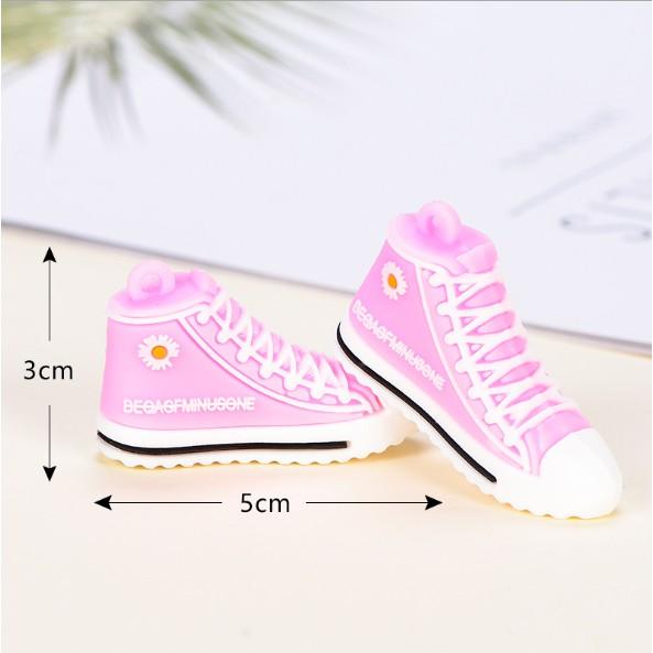Móc khóa hình chiếc giày sneaker đơn giản, xinh xắn