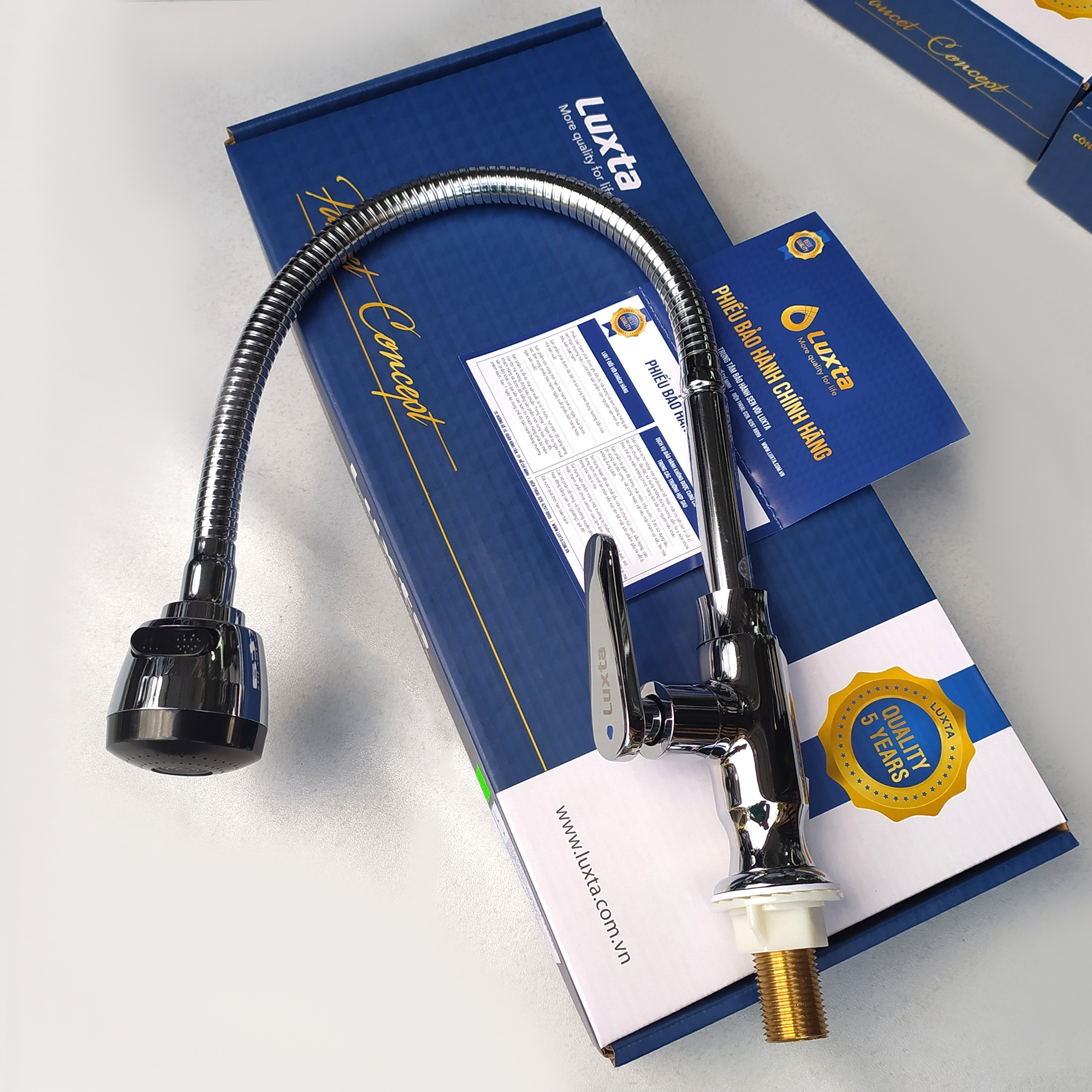 Vòi Rửa Bát Đồng Thau Mạ Crome Lạnh LUXTA L3101T3B - Thân uốn dẻo, đầu vòi tăng áp 2 chế độ