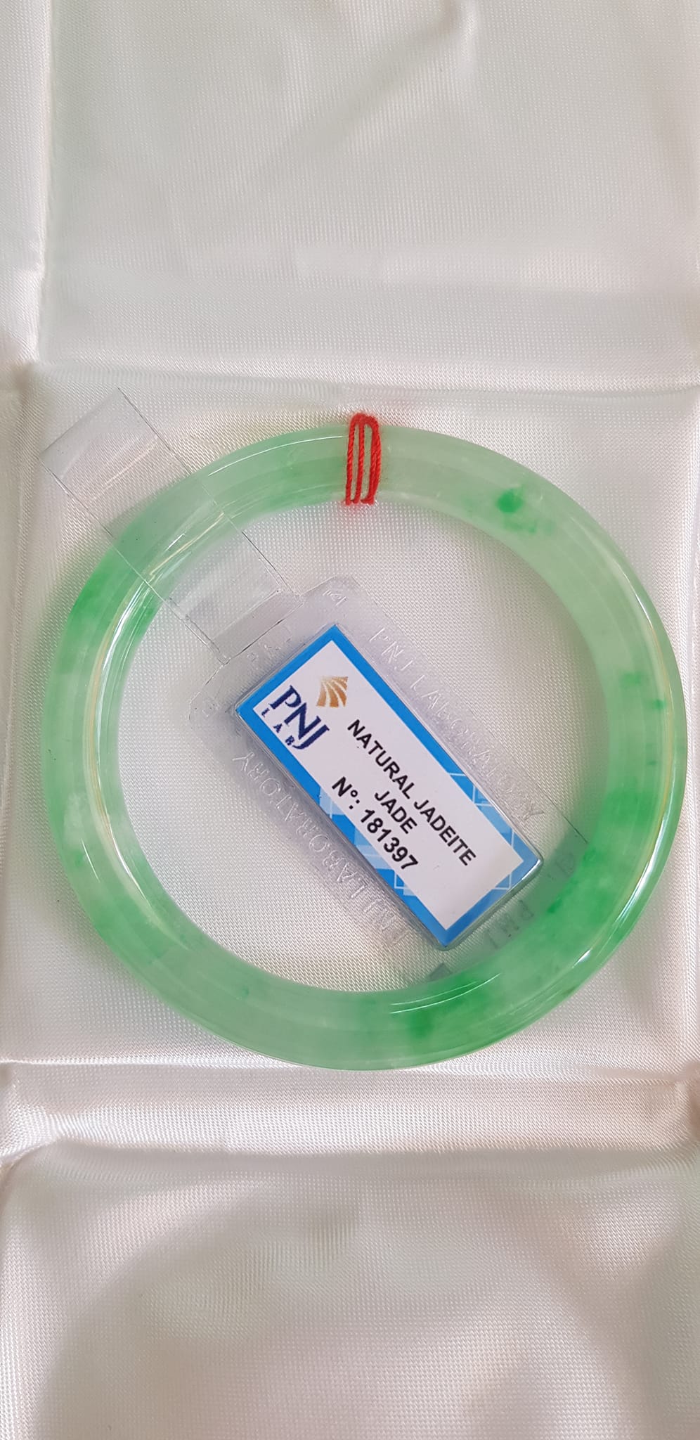 Vòng Cẩm Thạch tự nhiên T Lý Rơi Sao 52mm x cọng 8mm Vòng kiểm định Natural Jadeite Jade P No 181397 màu Xanh ngọc nhẹ trắng điểm xanh lý trong bóng đều đẹp sang lắm luôn nữ 50kg - 55kg đeo ạ