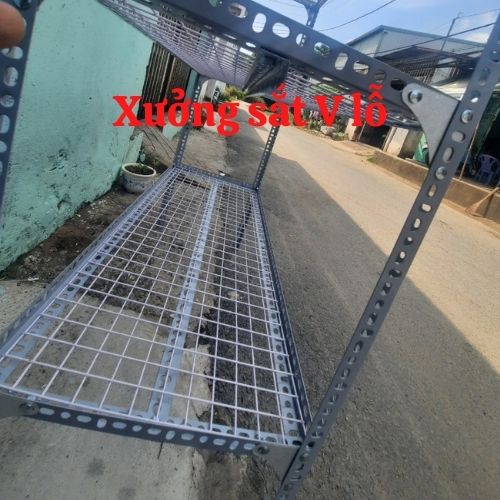 kệ sắt v lỗ dạng vỉ lưới ô vuông,kích thước(R 20cmx Dài1mxCao1,5m) 4 tầng sắt v3