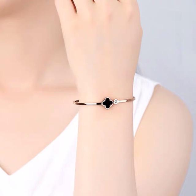 Vòng tay titan nữ cỏ 4 lá đen V52