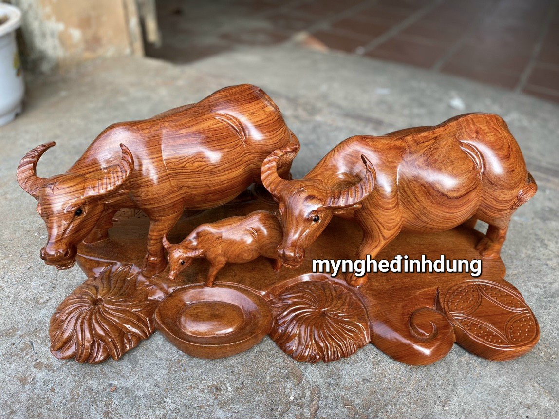 Tượng gia đình trâu phong thủy cầu tài ,lộc gỗ hương đá kt 60×23×32cm