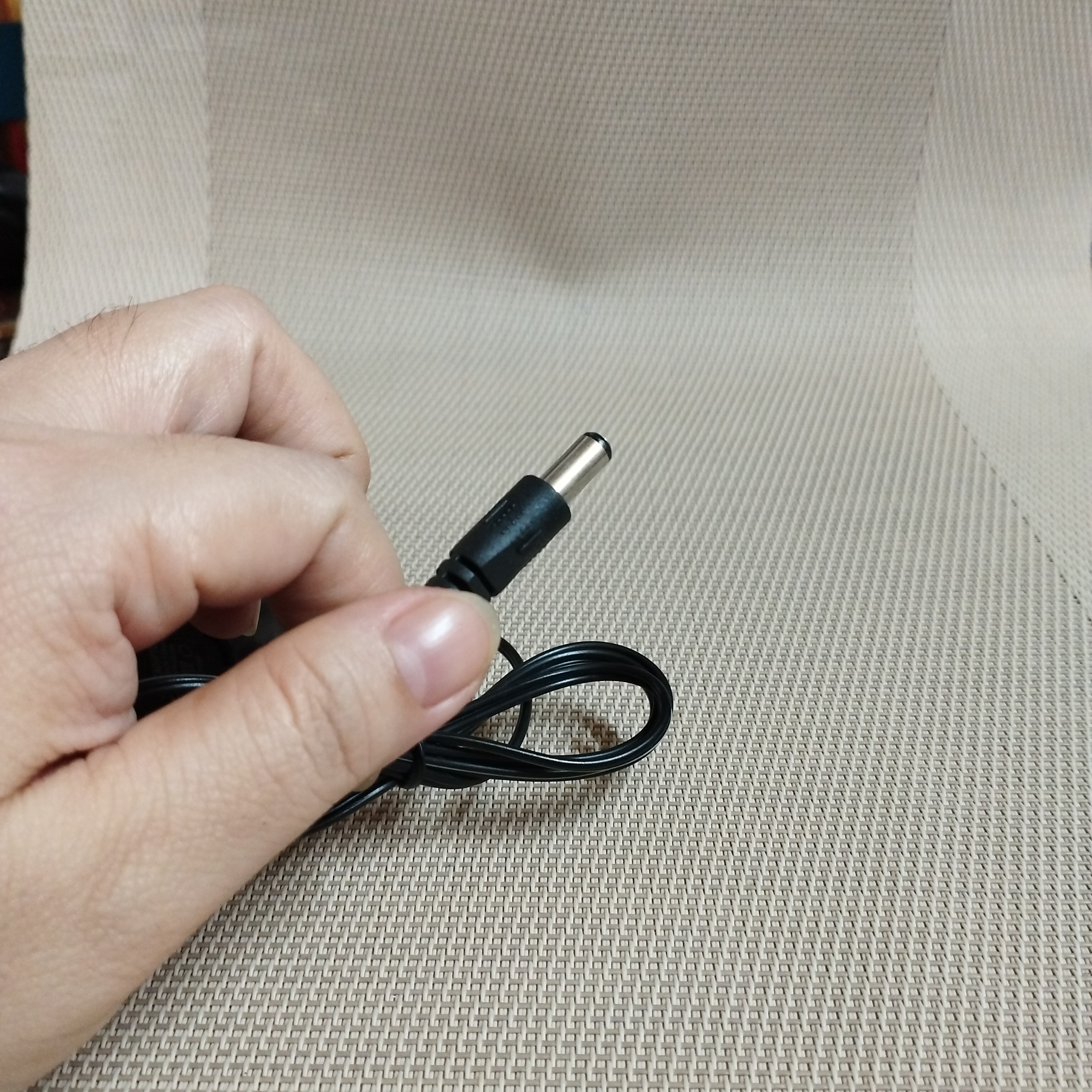 Củ sạc pin 7.2v dung lượng 250mA chân tròn đường kính 5.5mm