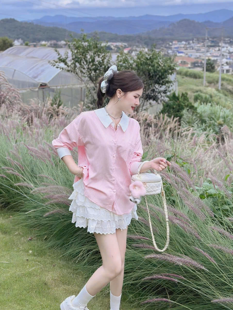 SET ÁO SƠ MI KATE SỌC PHỐI CỔ VÀ TAY KIỂU FOM RỘNG (CÓ TÚI)GÀI NÚT TRƯỚC SAU KÈM CHÂN VÁY COTON LẠNH 4 TẦNG PHỐI REN( CÓ QUẦN TRONG) MÀU Y HÌNH