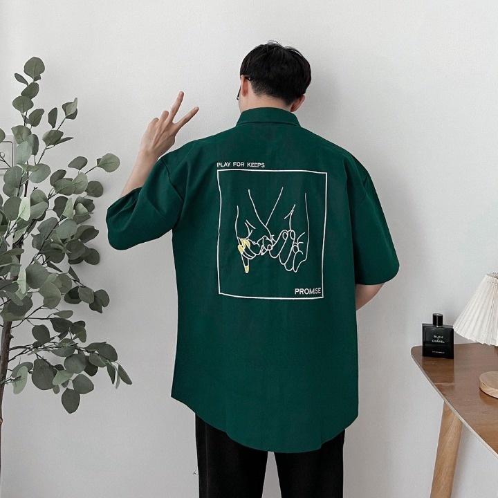Áo sơ mi xanh lá thêu hình mặt trước với mặt sau rất đẹp,chất liệu vải lụa mango dày dặn , không nhăn , vải rất mượt tay