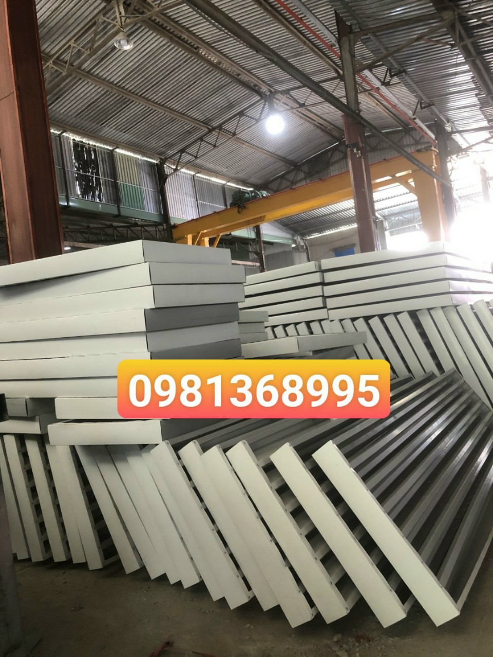 Lam Gió (Louver) Tôn Mạ Màu ( Trắng Sữa, Xanh Ngọc- Độ Dày Lam Gió 0.45mm ) Giá 520.000 đ / 1m2