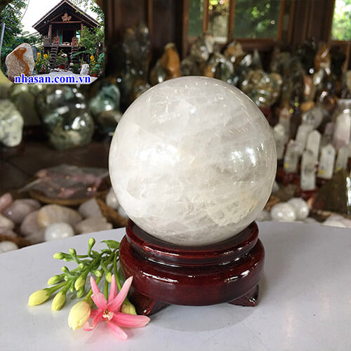 Quả cầu phong thủy đá thạch anh trắng tự nhiên trang trí cầu tài QC824 nặng 700gr đường kính 8cm  – Vật phẩm phong thủy tài lộc, may mắn và bình an