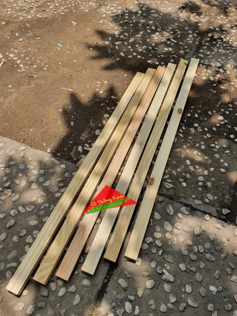 Thanh gỗ thông vuông mới đẹp dài 80cm, rộng 3cm, dày 1.5cm đã bào láng đẹp 4 mặt rất thích hợp làm nẹp, làm khung sườn
