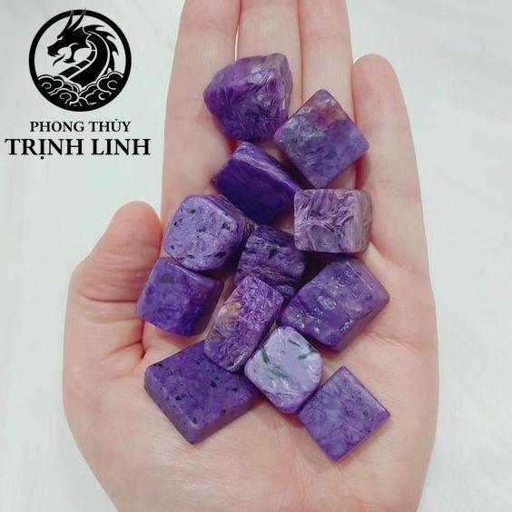 VIÊN ĐÁ VUÔNG MẮT RỒNG CHAROITE DÙNG TRONG THANH TẨY, THIỀN, YOGA, PHONG THỦY