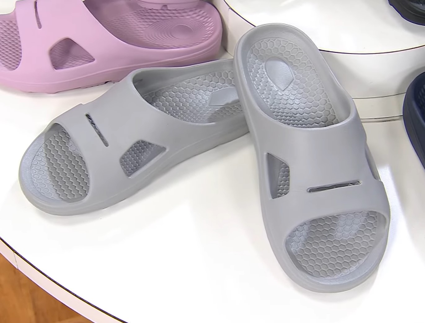 Dép quai ngang sức khỏe nữ Revitalign Fusion Strive Grey nâng vòm mềm, xoa dịu cho bàn chân