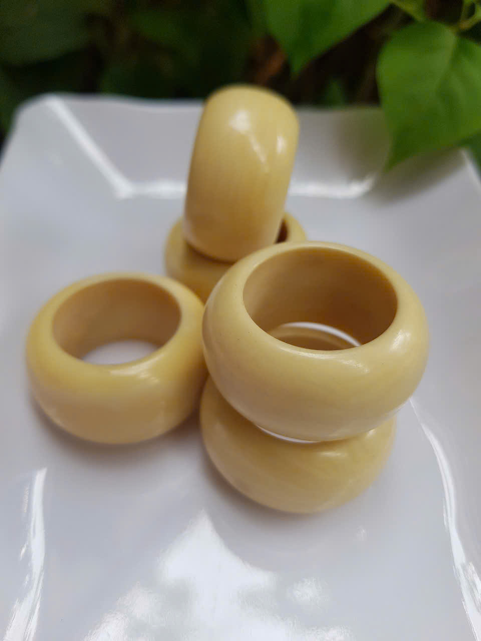Nhẫn Nam Giả Ngà hay Xương Mỹ Nghệ màu trắng Ni 20mm Cao 16mm Dầy 5mm Dành Cho Các Anh Nam đeo nhẫn ngón tay cái hay bất kỳ ngón tay nào ni lọt vừa tay là 20mm rẻ vẫn đẹp như thường ạ