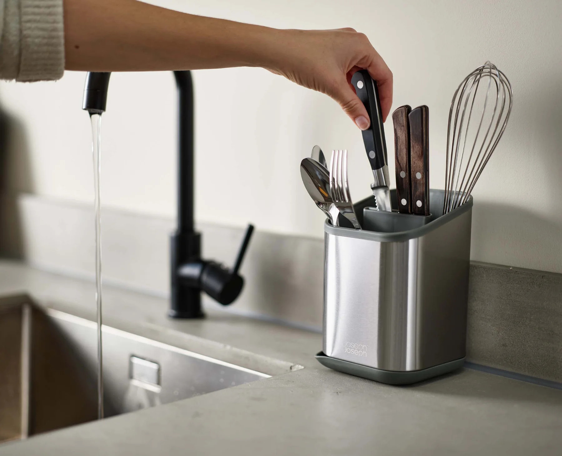 Dụng cụ để dao, thìa, dĩa Duo Steel Cutlery Drainer joseph joseph 851682 hàng chính hãng