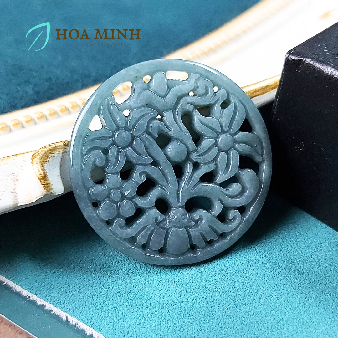 Mặt dây đá Cẩm Thạch ngọc lam tròn chạm hoa đường kính 34mm phong cách thanh lịch, cổ điển không kén mệnh