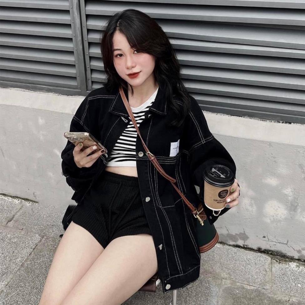 Áo Khoác Jeans Màu Đen Chỉ Trắng Và Xanh Nhạt Có Miếng Dán Trên Nắp Túi Dành Cho Nam Và Nữ JEAGOVN
