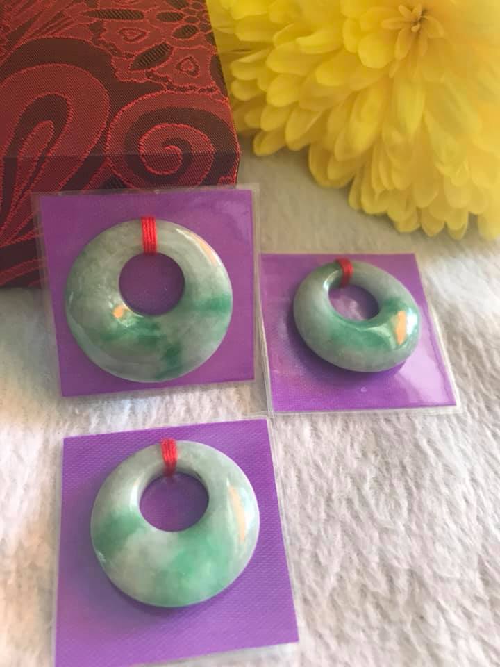 Mặt Dây Chuyền ĐỒNG ĐIẾU KIỂU TRÒN GIỮA TO ĐÁ Cẩm Thạch Tự Nhiên  Size 29mm x Dầy 7mm x Đk tròn bên trong 12mm  MÀU XANH NGỌC CẨM THẠCH LÊN XANH LÁ ĐẬM ĐẸP Nữ làm mặt Dây Chuyền KIỂU Đeo Đẹp ạ