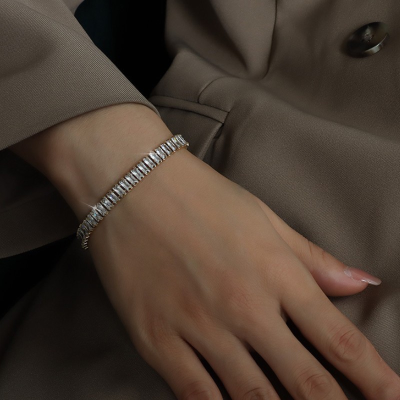 Lắc Tay Nữ Đính Đá Zircon Sang Trọng Titan Ko Han Rỉ TT 3719