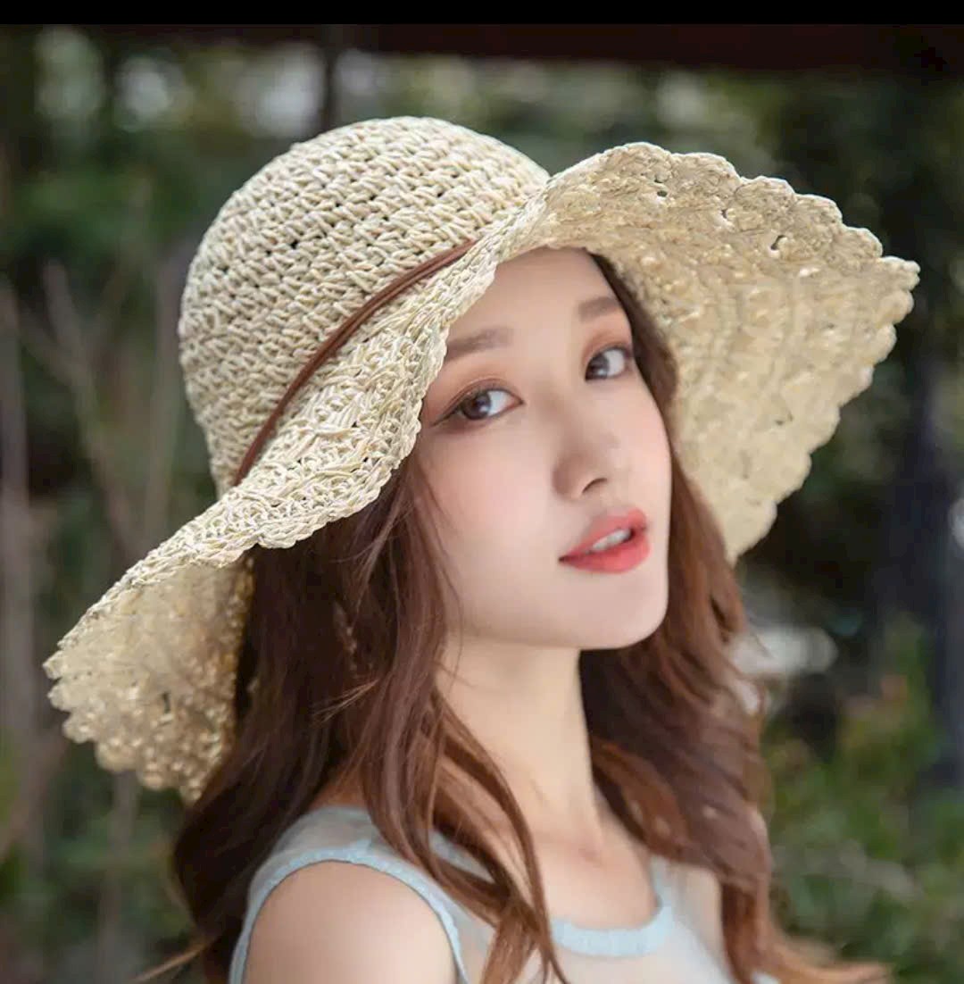 Mũ cói rộng vành chống nắng nữ gấp gọn– Nón đi biển che nắng chống tia UV, form đẹp, thời trang Hàn Quốc  Chất liệu: Cói – nhẹ, thoáng khí  Kiểu dáng: Vành rộng chống nắng, form mềm mại  Phong cách: Hàn Quốc – thanh lịch, nữ tính