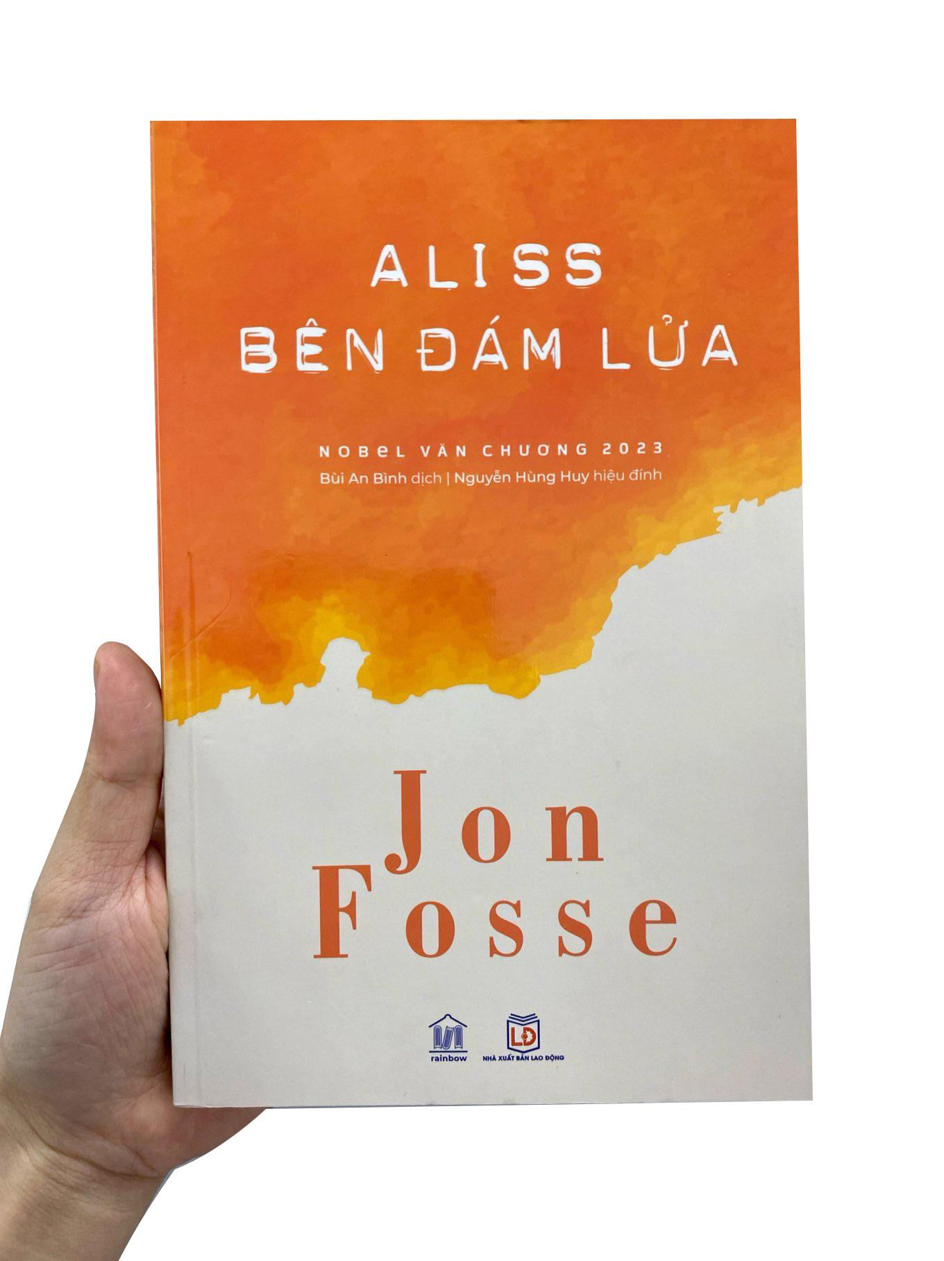 Sách - Aliss Bên Đám Lửa